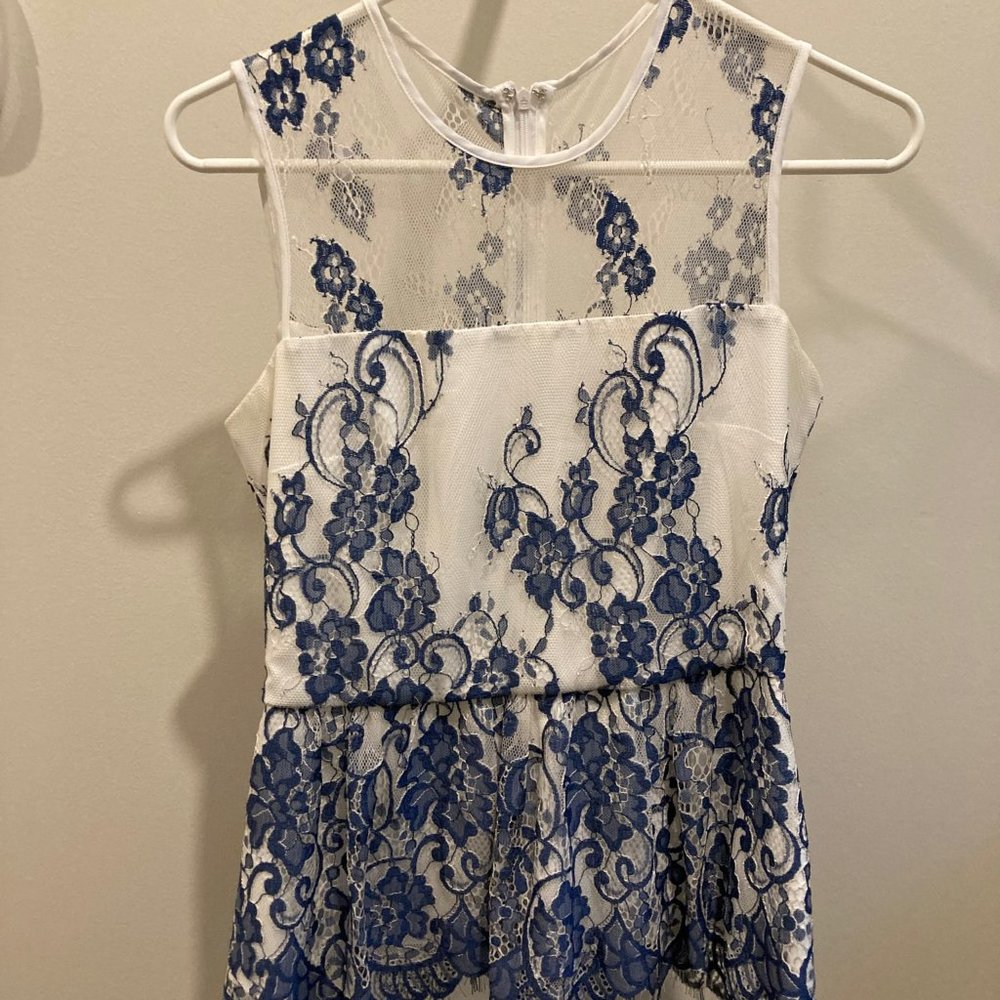 Beautiful, feminine Devlin top, Size Small